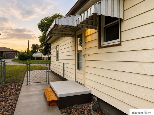 6009 Oak Street, Omaha, NE 68106