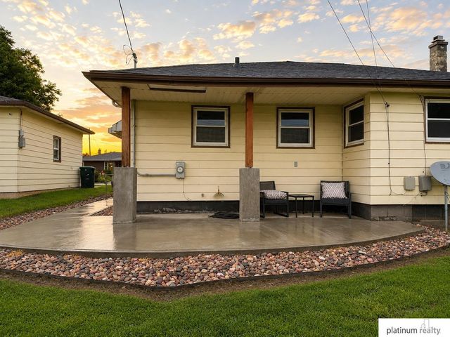 6009 Oak Street, Omaha, NE 68106