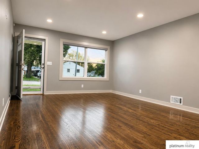 6009 Oak Street, Omaha, NE 68106