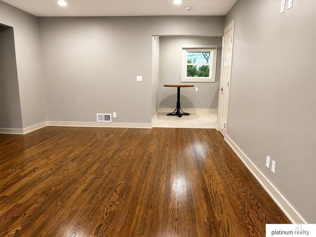 6009 Oak Street, Omaha, NE 68106