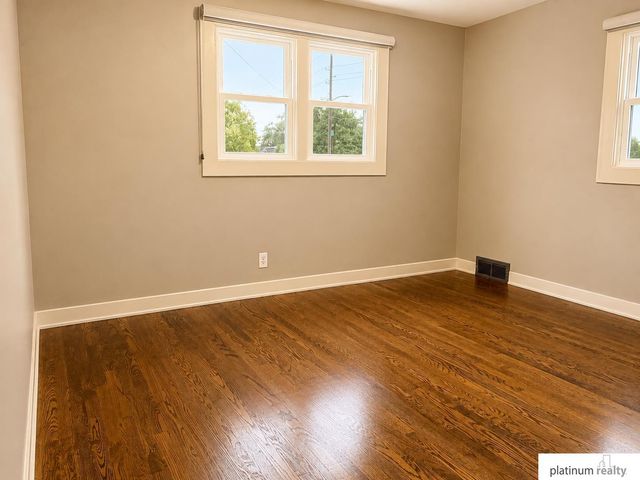 6009 Oak Street, Omaha, NE 68106