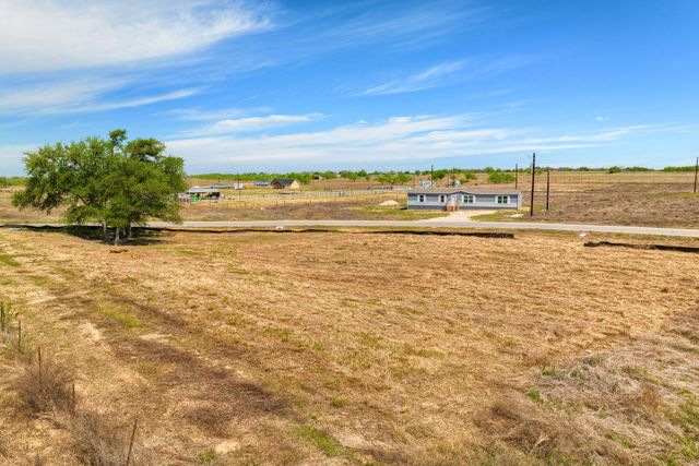 415 Beckham DR, Dale, TX 78616