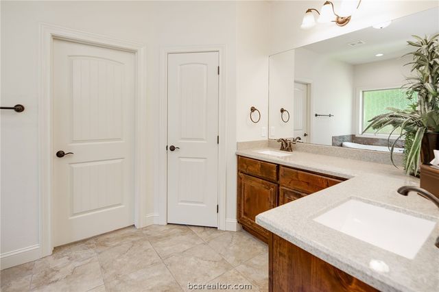 2124 Chestnut Oak Circle, College Station, TX 77845