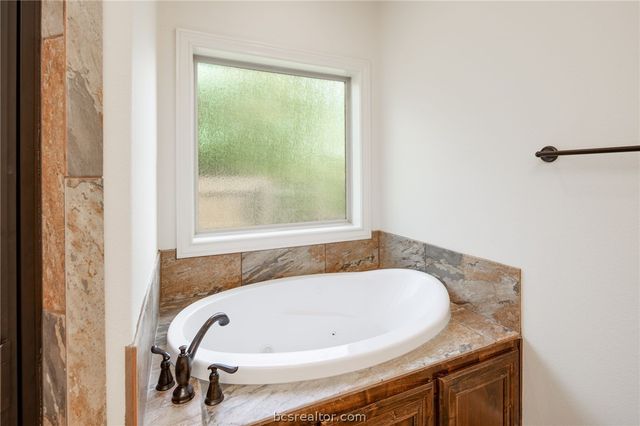 2124 Chestnut Oak Circle, College Station, TX 77845