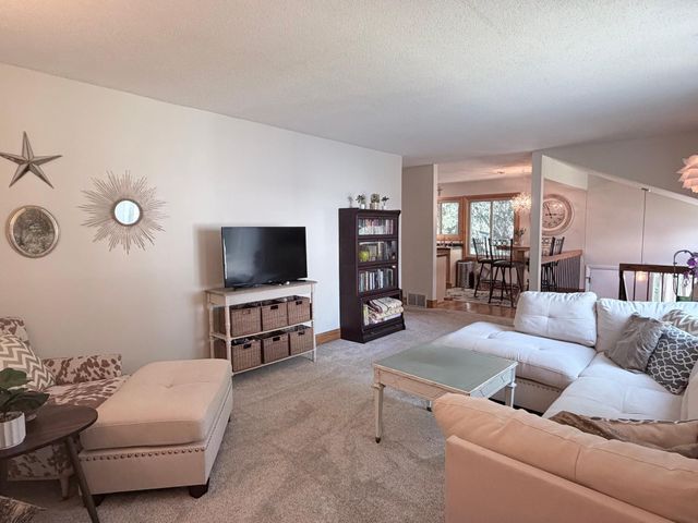 118 Avignon Court, Woodbury, MN 55125