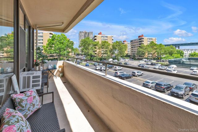 9-15 166 Street 3A, Beechhurst, NY 11357