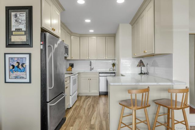 9-15 166 Street 3A, Beechhurst, NY 11357