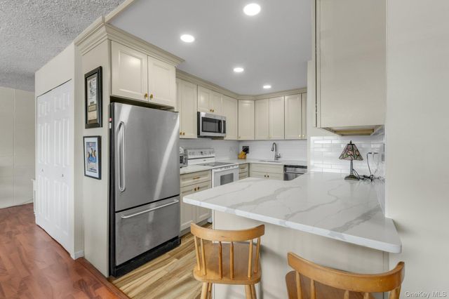 9-15 166 Street 3A, Beechhurst, NY 11357