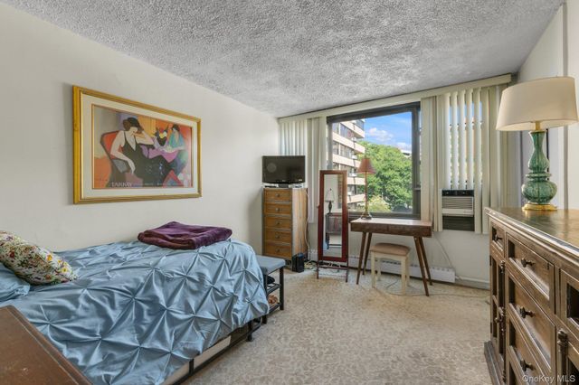 9-15 166 Street 3A, Beechhurst, NY 11357