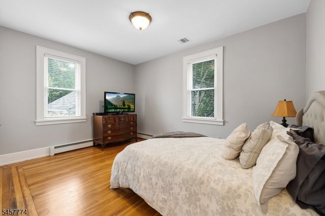 84 Vanderburgh Ave, Rutherford Boro, NJ 07070