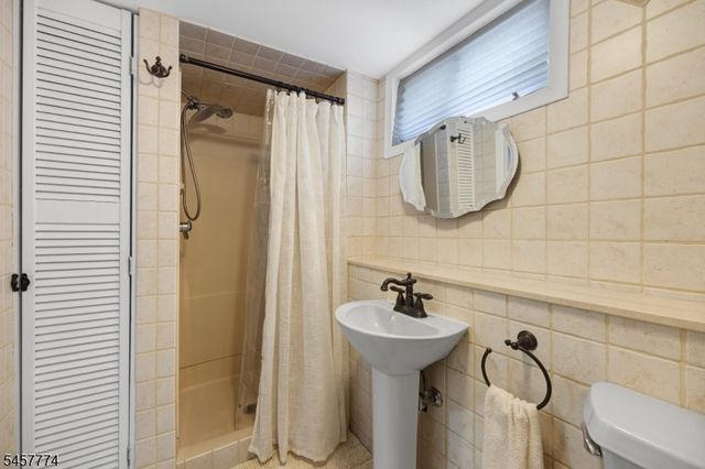 84 Vanderburgh Ave, Rutherford Boro, NJ 07070