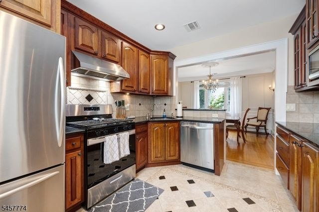 84 Vanderburgh Ave, Rutherford Boro, NJ 07070