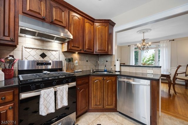 84 Vanderburgh Ave, Rutherford Boro, NJ 07070