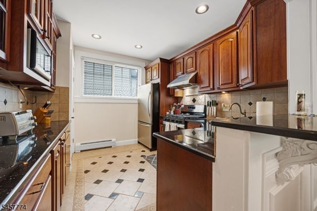 84 Vanderburgh Ave, Rutherford Boro, NJ 07070