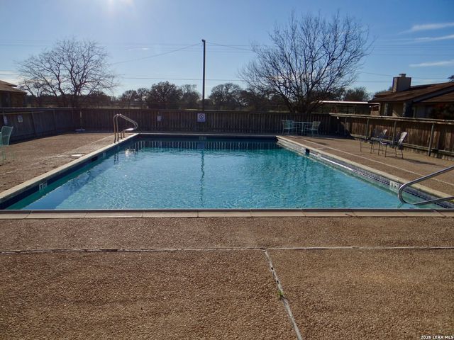 1051 Country Club Dr Apt 16, Seguin, TX 78155