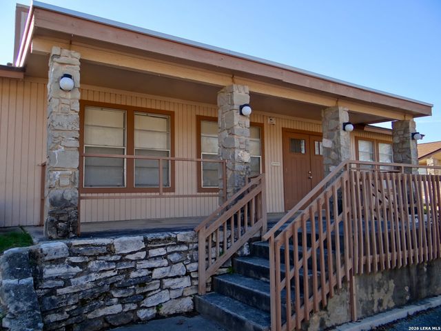 1051 Country Club Dr Apt 16, Seguin, TX 78155