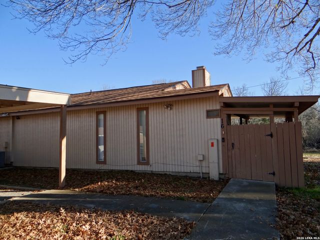 1051 Country Club Dr Apt 16, Seguin, TX 78155