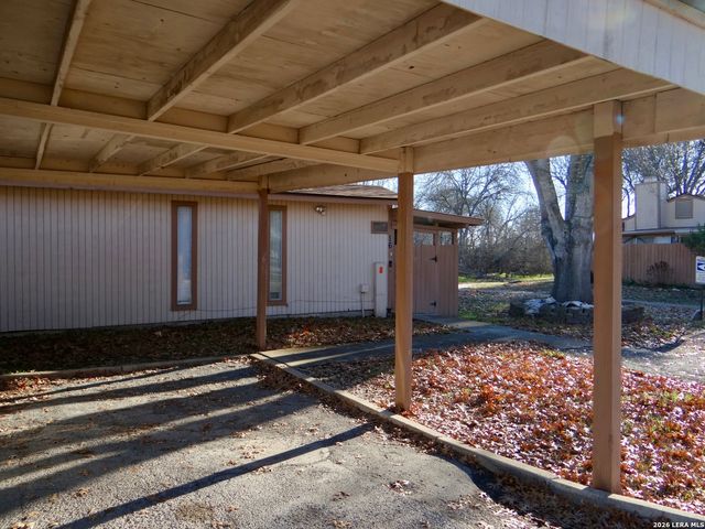 1051 Country Club Dr Apt 16, Seguin, TX 78155