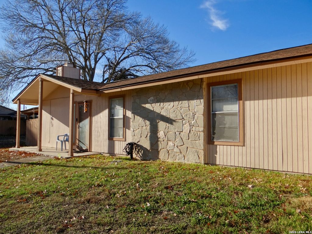 1051 Country Club Dr Apt 16, Seguin, TX 78155