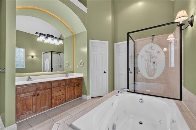 1827 S Jones Court, Independence, MO 64057