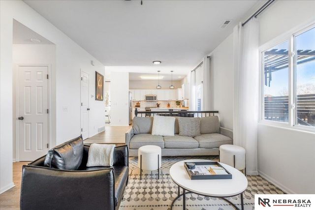 18648 N Circle, Omaha, NE 68135