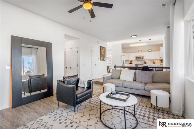 18648 N Circle, Omaha, NE 68135