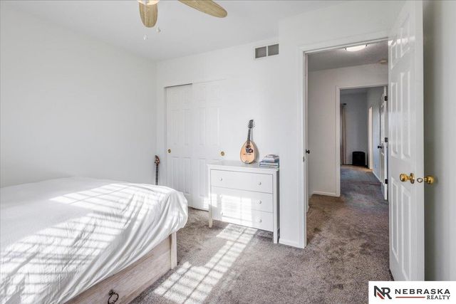 18648 N Circle, Omaha, NE 68135