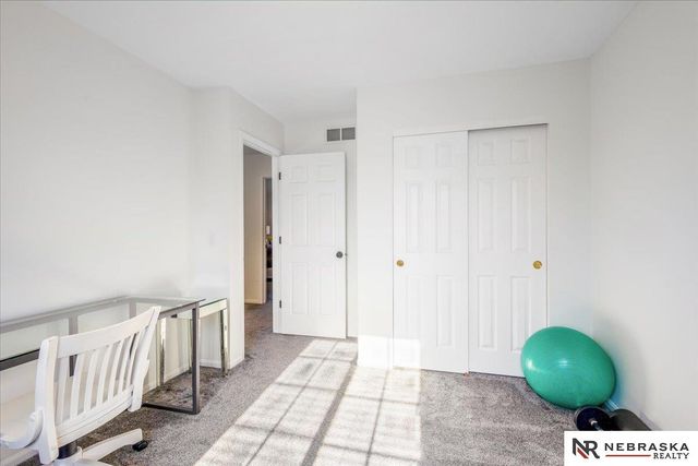 18648 N Circle, Omaha, NE 68135