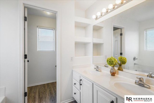 18648 N Circle, Omaha, NE 68135