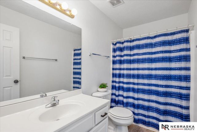 18648 N Circle, Omaha, NE 68135