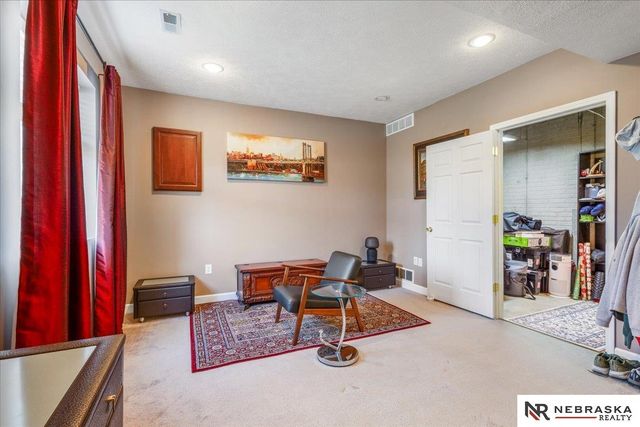 18648 N Circle, Omaha, NE 68135