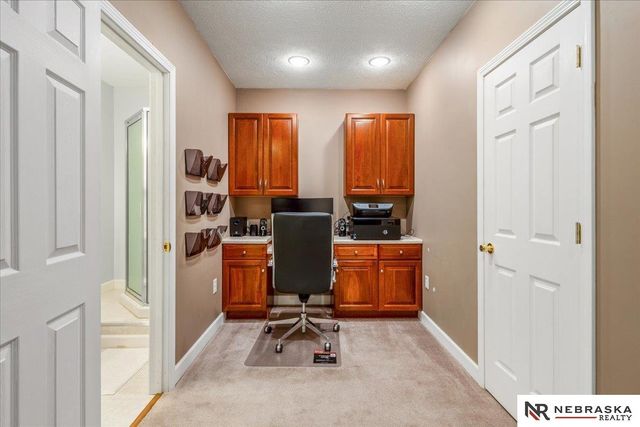 18648 N Circle, Omaha, NE 68135