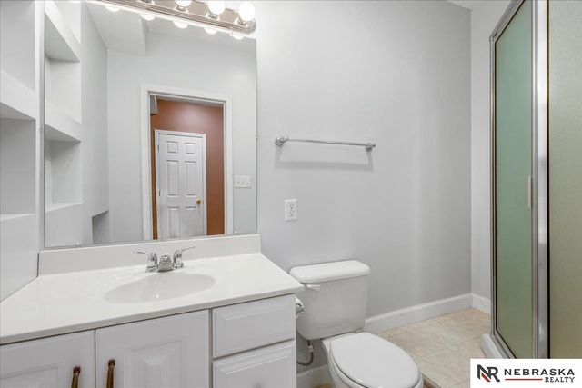 18648 N Circle, Omaha, NE 68135