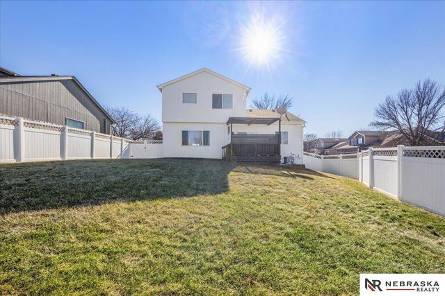 18648 N Circle, Omaha, NE 68135