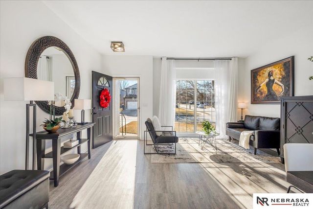 18648 N Circle, Omaha, NE 68135