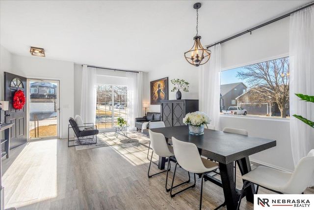 18648 N Circle, Omaha, NE 68135