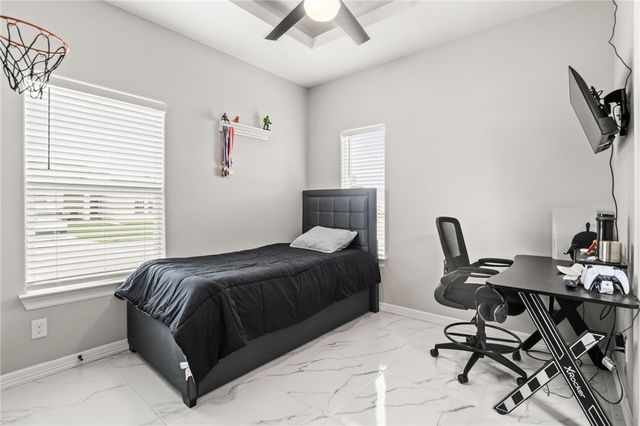 102 Prestwick Dr, Portland, TX 78374