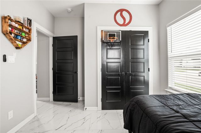 102 Prestwick Dr, Portland, TX 78374