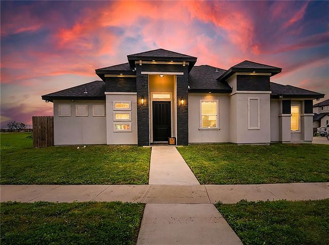 102 Prestwick Dr, Portland, TX 78374