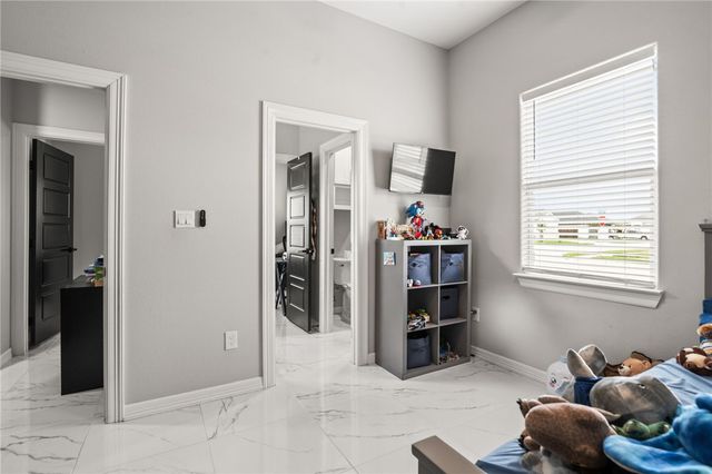 102 Prestwick Dr, Portland, TX 78374