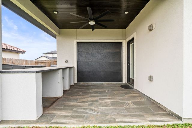 102 Prestwick Dr, Portland, TX 78374