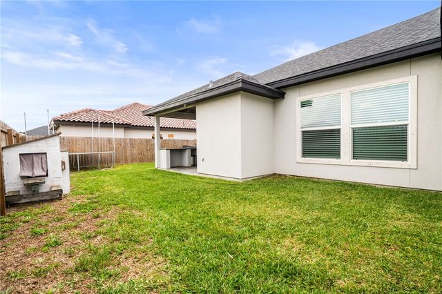 102 Prestwick Dr, Portland, TX 78374