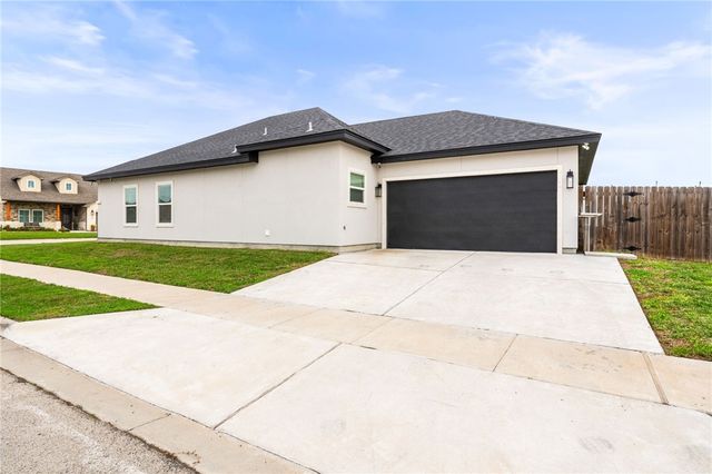 102 Prestwick Dr, Portland, TX 78374