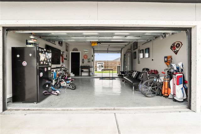 102 Prestwick Dr, Portland, TX 78374