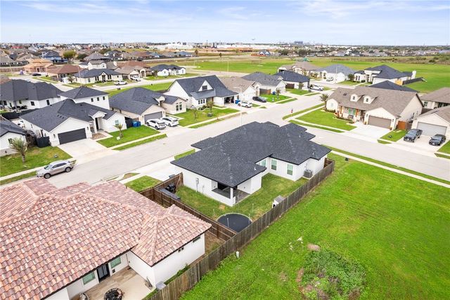 102 Prestwick Dr, Portland, TX 78374