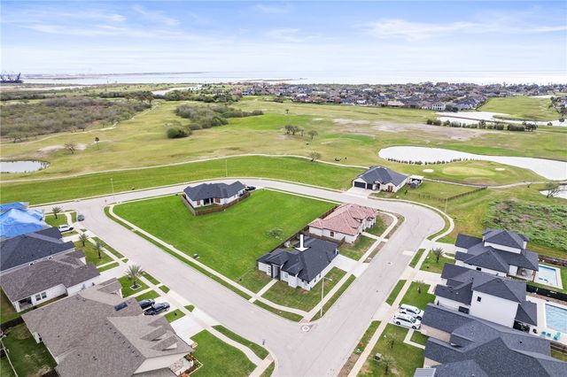 102 Prestwick Dr, Portland, TX 78374