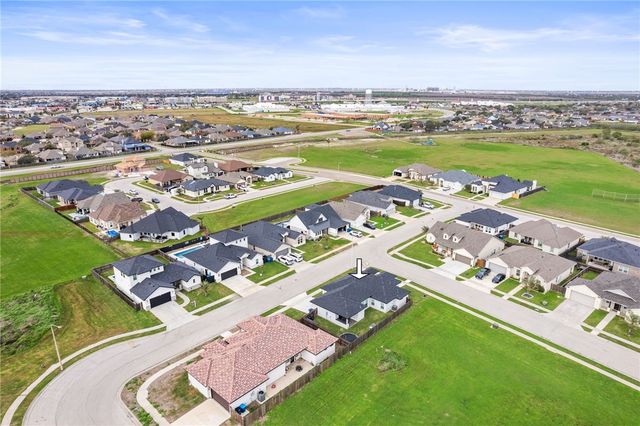 102 Prestwick Dr, Portland, TX 78374