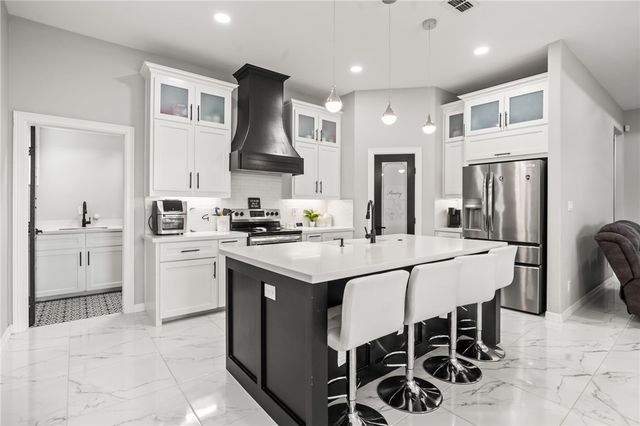 102 Prestwick Dr, Portland, TX 78374