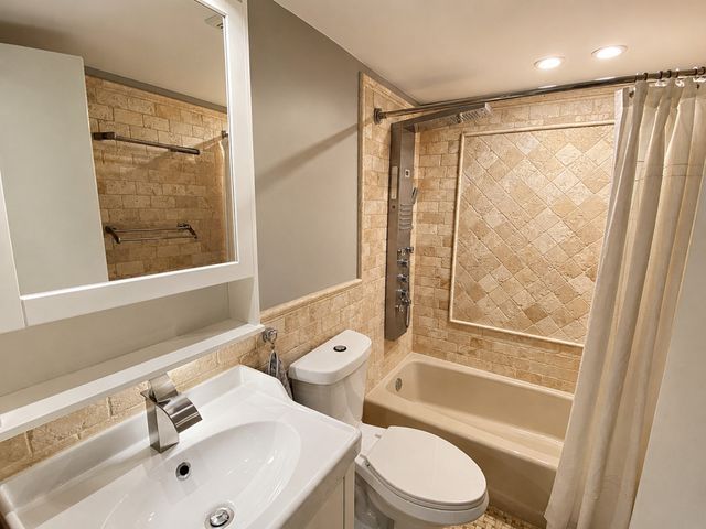 621 N Briar Hill Lane 4, Addison, IL 60101