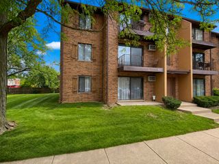 621 N Briar Hill Lane 4, Addison, IL 60101